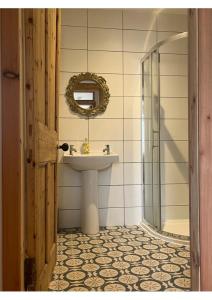 Scottish Organic Farm Cottage في Closeburn: حمام مع حوض ومرآة