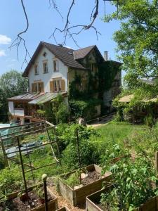 a house with a garden in front of it at Naturoase Säntisbligg am Bach und Wald in Kradolf