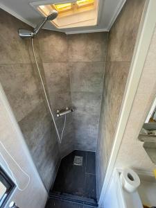 bagno con doccia e servizi igienici. di Stacaravan aan het “Drents Friese Wold”. a Elsloo