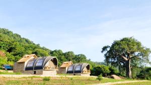 een groep koepelvormige gebouwen met een boom op de achtergrond bij Africa Safari Rift Valley 