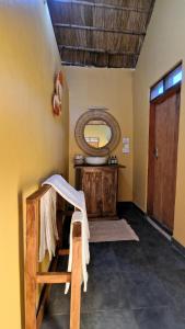 een kamer met een wastafel en een spiegel bij Africa Safari Rift Valley 