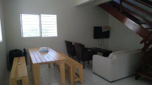 uma sala de estar com uma mesa e um sofá em não disponível! em Itamaracá