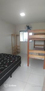 um quarto com uma cama e uma secretária num quarto em não disponível! em Itamaracá