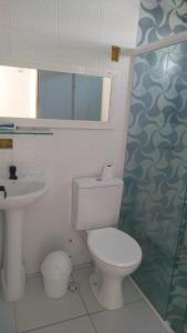 uma casa de banho com um WC, um lavatório e um chuveiro em não disponível! em Itamaracá