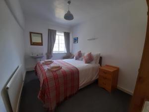1 dormitorio con 1 cama y lavamanos. en Burnthwaite Farm B&B 