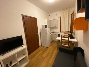 Portello في بادوفا: شقة صغيرة فيها مطبخ وغرفة معيشة