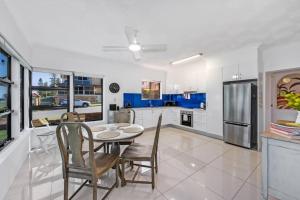uma cozinha e sala de jantar com mesa e cadeiras em Waterfront Bliss in Margate - 30 min from Brisbane em Redcliffe