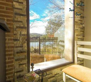 オッサ・デ・モンティエルにあるCasas Rurales Villa Sem Semのバルコニーを望む大きな窓