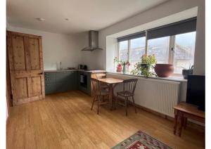 Nespecifikovaný výhled na hory nebo výhled na hory při pohledu z prázdninového domu