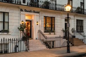 un edificio con escaleras y una luz de la calle delante en St. David's Hotels Paddington en Londres