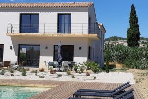 een villa met een zwembad en een huis bij Maison contemporaine au Paradou. Piscine. in Paradou