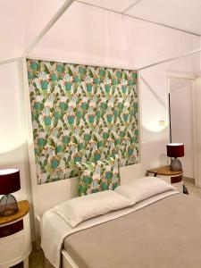 um quarto com uma cama com papel de parede floral em Casa Graziusa em Palermo