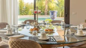 un comedor con una mesa con comida. en ONDA 8, Emma Villas, en Santa Maria di Scacciano