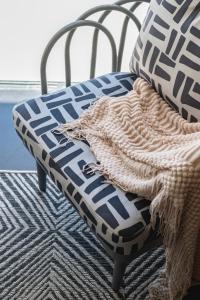 un letto con una coperta sopra di Xenia Aparthotel by Totalstay a Città del Capo