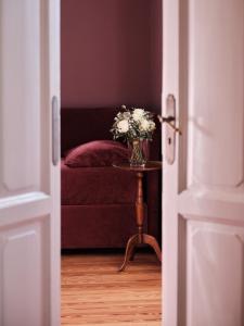 un jarrón de flores sobre una mesa en una habitación en Venegoni Maison De Charme, en Ghiffa