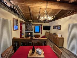 ein Esszimmer mit einem Tisch, Stühlen und einem TV in der Unterkunft Chalet Chez Louis vista Catena Monte Bianco sulle piste da sci in Courmayeur