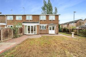 een stenen huis met een tuin ervoor bij Pass the Keys Superb 3 bed Close to Airport in Wythenshawe