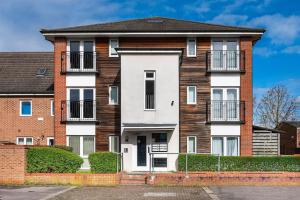 a brick apartment building with a white facade at Reading 2-Bed Apartment & Parking in Reading