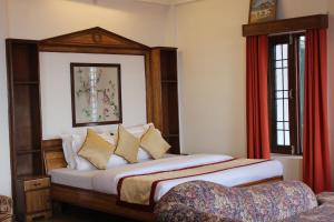 Tempat tidur dalam kamar di Hotel Birds View Kasauli
