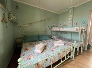 1 Schlafzimmer mit 2 Etagenbetten in einem Zimmer in der Unterkunft Casa Vacanze Marina di Pisa Catola in Marina di Pisa