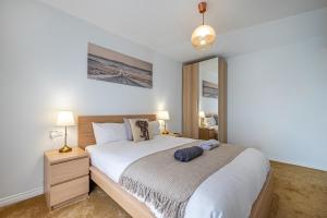 sypialnia z dużym białym łóżkiem i 2 lampami w obiekcie Reading 2-Bed Apartment & Parking w mieście Caversham