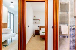Habitación con dormitorio con cama y espejo. en Appartamenti Desi Riccione en Riccione