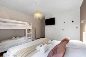 - une chambre avec 2 lits superposés et une télévision dans l'établissement Albane - modern 2 slaapkamer appartement, à Ostende