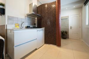 een keuken met een wastafel en een douche bij Apartamento en Zarautz a metros de la playa -Cove in Zarautz +6 foto's