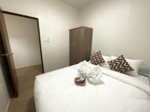een slaapkamer met een bed met witte lakens en kussens bij Yourbed & House in Bangrak Beach