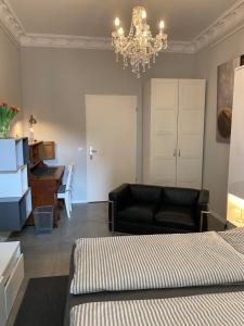 ein Wohnzimmer mit einem Bett, einem Sofa und einem Klavier in der Unterkunft Apartment Glasower 31 in Berlin