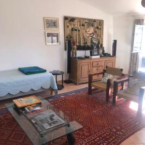- un salon avec un lit et une table dans l'établissement Maison de village en Provence, calme et ensoleillée, à Villedieu