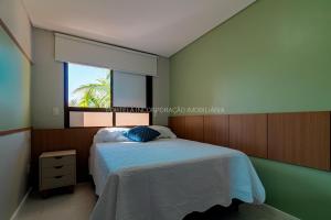 a bedroom with a bed and a window in it at MANDARA LANAI - BL 25, APTO 202 - Aquiraz in Aquiraz