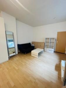 a living room with a black couch and a table at Wohnung im Herzen der Stadt ,Nähe Stadion. in Dortmund