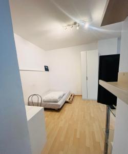 1 dormitorio con 1 cama en una habitación en Wohnung im Herzen der Stadt ,Nähe Stadion. en Dortmund
