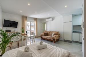 a bedroom with a bed and a living room at Alojamiento Privilegio de Alcalá in Alcalá la Real