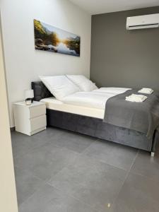 ein Schlafzimmer mit einem großen Bett in einem Zimmer in der Unterkunft Edersee Apartment Seeblick 3 in Waldeck