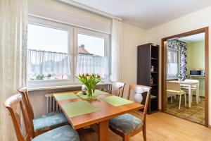 a dining room with a table and a window at Ferienwohnung Smithson in Biberach