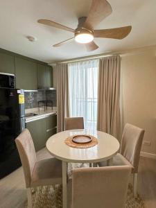 cocina con mesa con sillas y ventilador de techo en 1BR Unit with Spectacular View Monaco Tower 1430A en Del Rosario