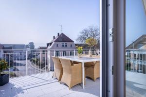 a patio with a table and chairs on a balcony at Ferienwohnung Hendriks in Nonnenhorn