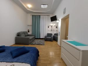 ein Schlafzimmer mit einem Bett und ein Wohnzimmer in der Unterkunft Apartments Anna in Lwiw