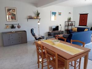 een woonkamer met een tafel en een blauwe bank bij Spacious Apartment in Marsalforn close to Seafront in Marsalforn