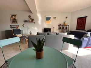 een woonkamer met een tafel en een bank bij Spacious Apartment in Marsalforn close to Seafront in Marsalforn