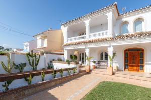 una gran casa blanca con patio en La casita del Mar, en Torremolinos