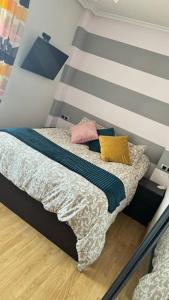 1 dormitorio con 1 cama con 2 almohadas en Precioso ático con garaje gratis en Salamanca