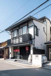 un bâtiment situé sur le côté d'une rue dans l'établissement Guest House Goettingen, à Kyoto
