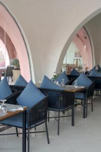une rangée de chaises et de tables bleues dans un restaurant dans l'établissement La Siesta Hotel Al Sokhna, à Ain Sokhna