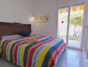 A bed or beds in a room at VACAY Apartamento Laia, respira aire puro, en la Costa Brava, L'Escala!