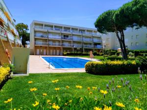The swimming pool at or close to VACAY Apartamento Laia, respira aire puro, en la Costa Brava, L'Escala!