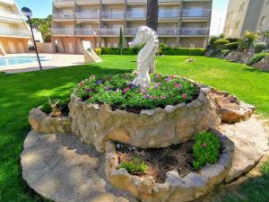 A garden outside VACAY Apartamento Laia, respira aire puro, en la Costa Brava, L'Escala!