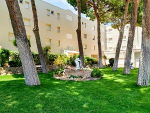 A garden outside VACAY Apartamento Laia, respira aire puro, en la Costa Brava, L'Escala!